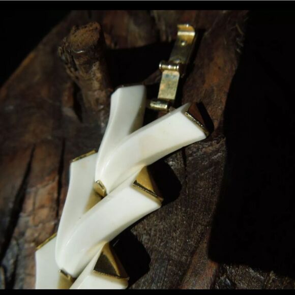 Mid Century Modern Crown Trifari White and Gold Tone Chevron Bracelet7 7 1/4 - Picture 9 of 14